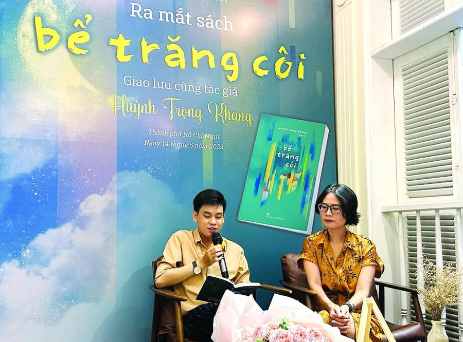 Nhà văn trẻ Huỳnh Trọng Khang tại chương trình ra mắt tác phẩm bể trăng côi Nhà văn trẻ Huỳnh Trọng Khang tại chương trình ra mắt tác phẩm bể trăng côi