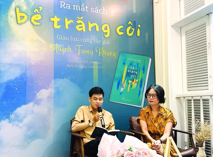 Nhà văn trẻ Huỳnh Trọng Khang tại chương trình ra mắt tác phẩm bể trăng côi