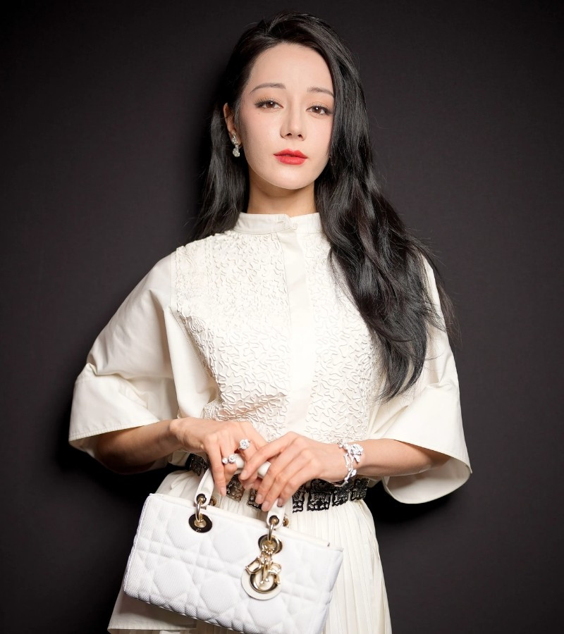 Địch Lệ Nhiệt Ba là đại sứ toàn cầu mới nhất của nhà mốt Dior. Địch Lệ Nhiệt Ba là đại sứ toàn cầu mới nhất của nhà mốt Dior.