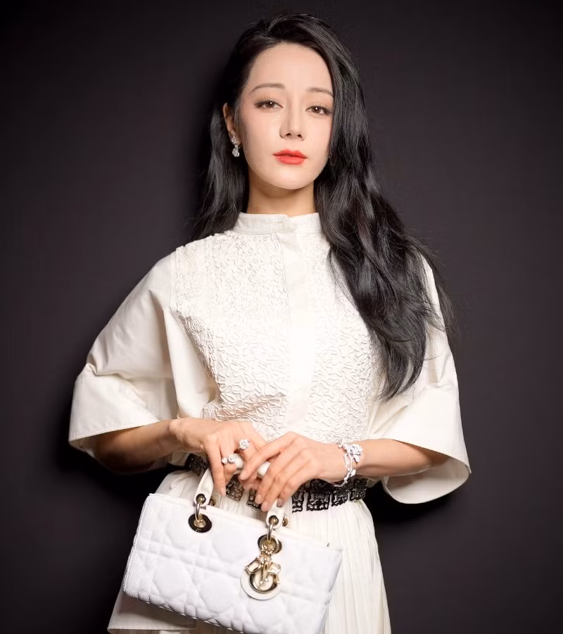 Địch Lệ Nhiệt Ba là đại sứ toàn cầu mới nhất của nhà mốt Dior. Địch Lệ Nhiệt Ba là đại sứ toàn cầu mới nhất của nhà mốt Dior.