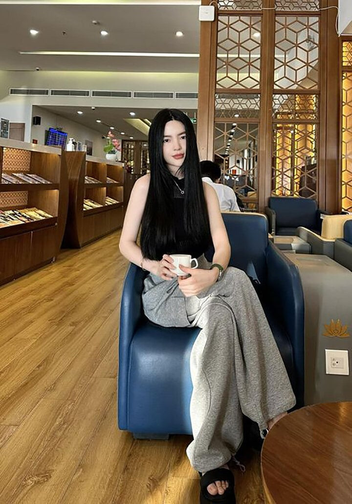 Từ khi mới vướng tin đồn hẹn hò Quang Hải, Thanh Huyền đã nhận được nhiều lời khen ngợi về nhan sắc. Người đẹp sinh năm 2000, sở hữu ngoại hình bắt mắt và phong cách sang chảnh không thua kém dàn mỹ nhân showbiz Việt. Từ khi mới vướng tin đồn hẹn hò Quang Hải, Thanh Huyền đã nhận được nhiều lời khen ngợi về nhan sắc. Người đẹp sinh năm 2000, sở hữu ngoại hình bắt mắt và phong cách sang chảnh không thua kém dàn mỹ nhân showbiz Việt.