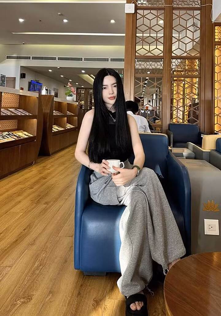 Từ khi mới vướng tin đồn hẹn hò Quang Hải, Thanh Huyền đã nhận được nhiều lời khen ngợi về nhan sắc. Người đẹp sinh năm 2000, sở hữu ngoại hình bắt mắt và phong cách sang chảnh không thua kém dàn mỹ nhân showbiz Việt.