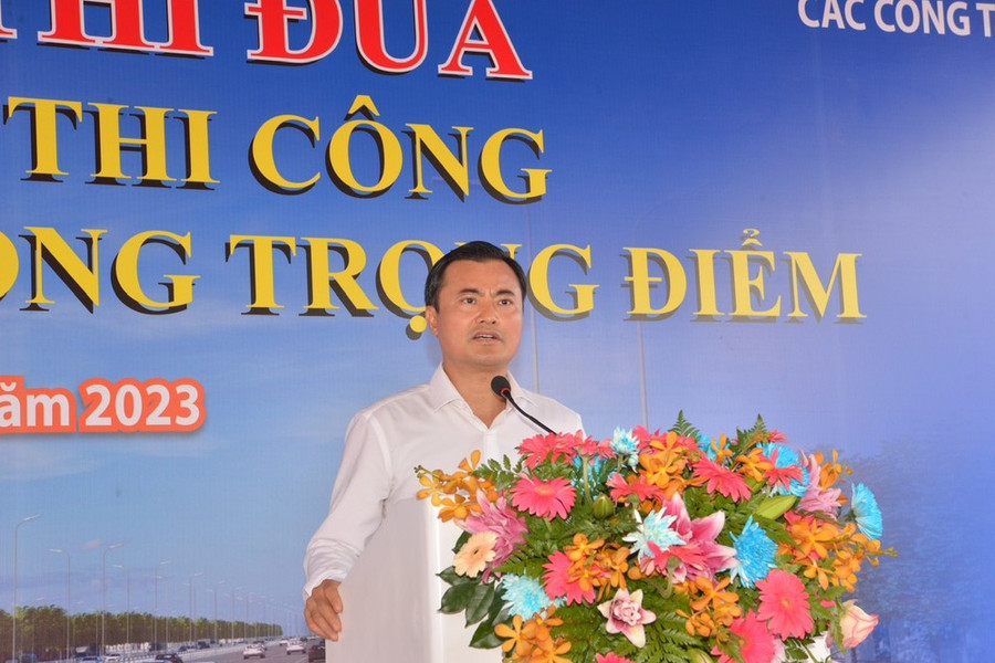 Phó Chủ tịch UBND TPHCM Bùi Xuân Cường yêu cầu các đơn vị thi công xuyên Tết Nguyên đán Giáp Thìn 2024 để đảm bảo tiến độ hoàn thành dự án. Ảnh: CAO THĂNG Phó Chủ tịch UBND TPHCM Bùi Xuân Cường yêu cầu các đơn vị thi công xuyên Tết Nguyên đán Giáp Thìn 2024 để đảm bảo tiến độ hoàn thành dự án. Ảnh: CAO THĂNG