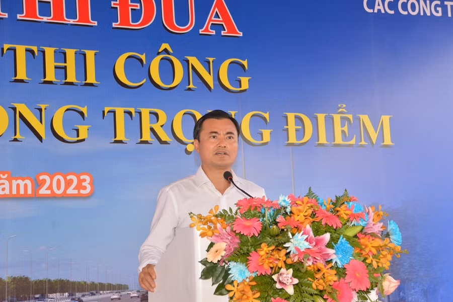 Phó Chủ tịch UBND TPHCM Bùi Xuân Cường yêu cầu các đơn vị thi công xuyên Tết Nguyên đán Giáp Thìn 2024 để đảm bảo tiến độ hoàn thành dự án. Ảnh: CAO THĂNG