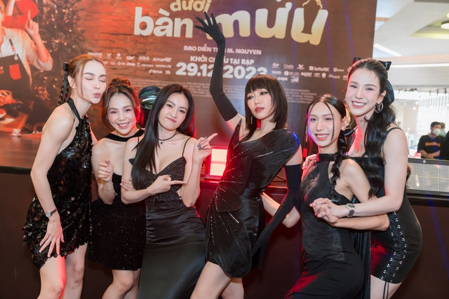 Dàn "Chị đẹp đạp gió rẽ sóng" đến chúc mừng Diệu Nhi Dàn "Chị đẹp đạp gió rẽ sóng" đến chúc mừng Diệu Nhi