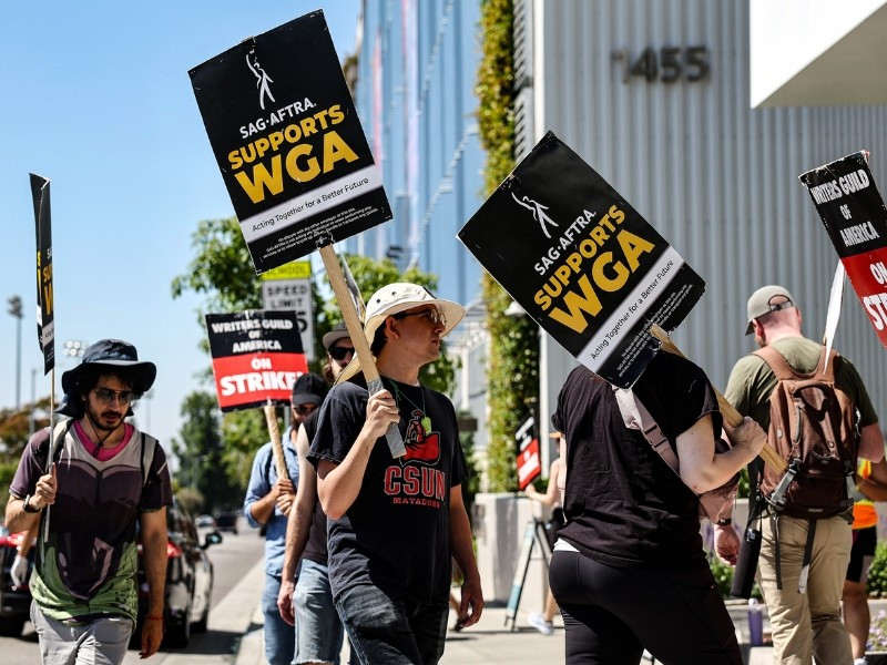 Cuộc đình công của Hollywood đã khiến nhiều hoạt động thảm đỏ, liên hoan phim hay ra mắt phim bị trì hoãn, hoặc thiếu vắng những tên tuổi lớn. Cuộc đình công của Hollywood đã khiến nhiều hoạt động thảm đỏ, liên hoan phim hay ra mắt phim bị trì hoãn, hoặc thiếu vắng những tên tuổi lớn.