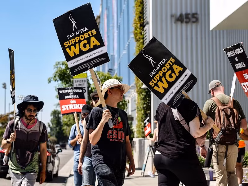 Cuộc đình công của Hollywood đã khiến nhiều hoạt động thảm đỏ, liên hoan phim hay ra mắt phim bị trì hoãn, hoặc thiếu vắng những tên tuổi lớn. Cuộc đình công của Hollywood đã khiến nhiều hoạt động thảm đỏ, liên hoan phim hay ra mắt phim bị trì hoãn, hoặc thiếu vắng những tên tuổi lớn.