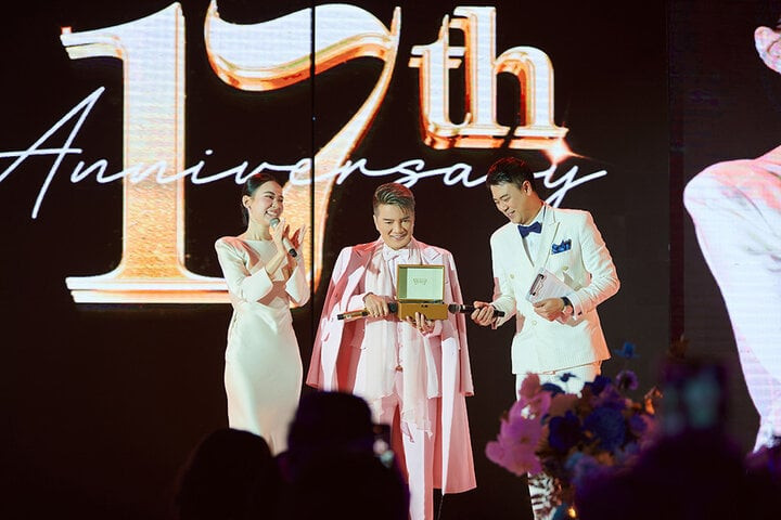 Đàm Vĩnh Hưng được trao nhiệm vụ quan trọng là giám khảo chọn ra nữ hoàng của đêm tiệc. Khi được hỏi làm sao để giữ được ánh hào quang bền bỉ trong suốt nhiều năm, &quot;ông hoàng nhạc Việt &quot;cho biết đó là cả 1 sự nỗ lực trong việc luôn luôn làm mới, bắt trend, thậm chí là chăm sóc cho ngoại hình để không già đi nhiều theo năm tháng.