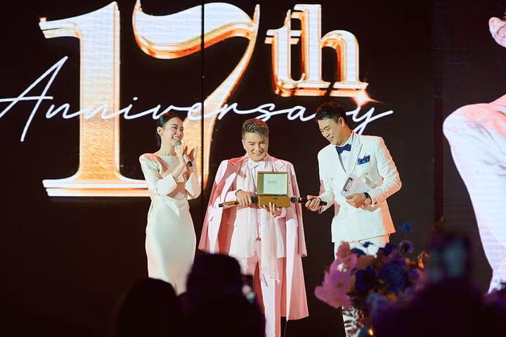 Đàm Vĩnh Hưng được trao nhiệm vụ quan trọng là giám khảo chọn ra nữ hoàng của đêm tiệc. Khi được hỏi làm sao để giữ được ánh hào quang bền bỉ trong suốt nhiều năm, "ông hoàng nhạc Việt "cho biết đó là cả 1 sự nỗ lực trong việc luôn luôn làm mới, bắt trend, thậm chí là chăm sóc cho ngoại hình để không già đi nhiều theo năm tháng.