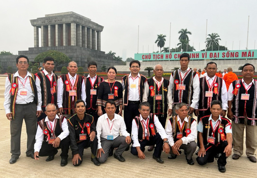 Bà A Hà cùng đoàn đại biểu người uy tín tiêu biểu của tỉnh chụp ảnh lưu niệm tại Lăng Chủ tịch Hồ Chí Minh. Ảnh: Trung Tuyến Bà A Hà cùng đoàn đại biểu người uy tín tiêu biểu của tỉnh chụp ảnh lưu niệm tại Lăng Chủ tịch Hồ Chí Minh. Ảnh: Trung Tuyến