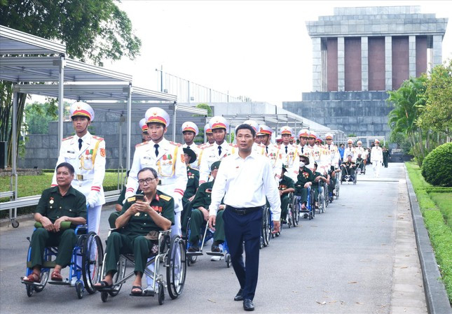 Ông Thắng (người ngồi xe lăn bên trái) về Hà Nội tham dự chương trình “Ánh lửa từ trái tim” do báo Tiền Phong tổ chức tháng 9/2023 Ông Thắng (người ngồi xe lăn bên trái) về Hà Nội tham dự chương trình “Ánh lửa từ trái tim” do báo Tiền Phong tổ chức tháng 9/2023