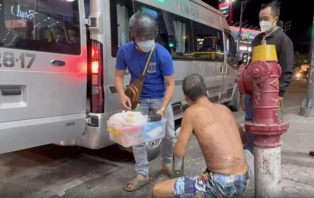 Trường hợp bán tăm bông được người đi đường cho tiền tại TP.Thủ Đức Trường hợp bán tăm bông được người đi đường cho tiền tại TP.Thủ Đức