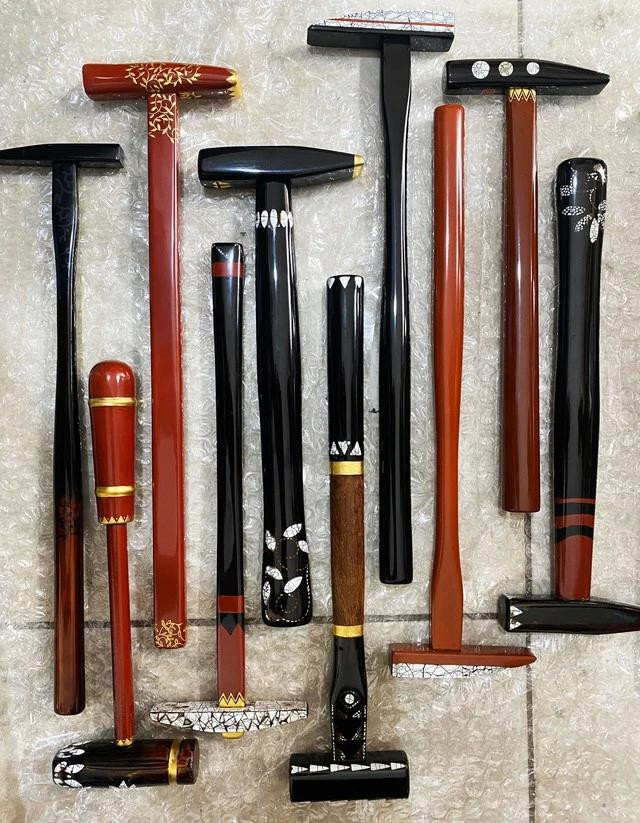 Những chiếc búa con mang diện mạo khác qua thể hiện bằng lớp áo sơn mài