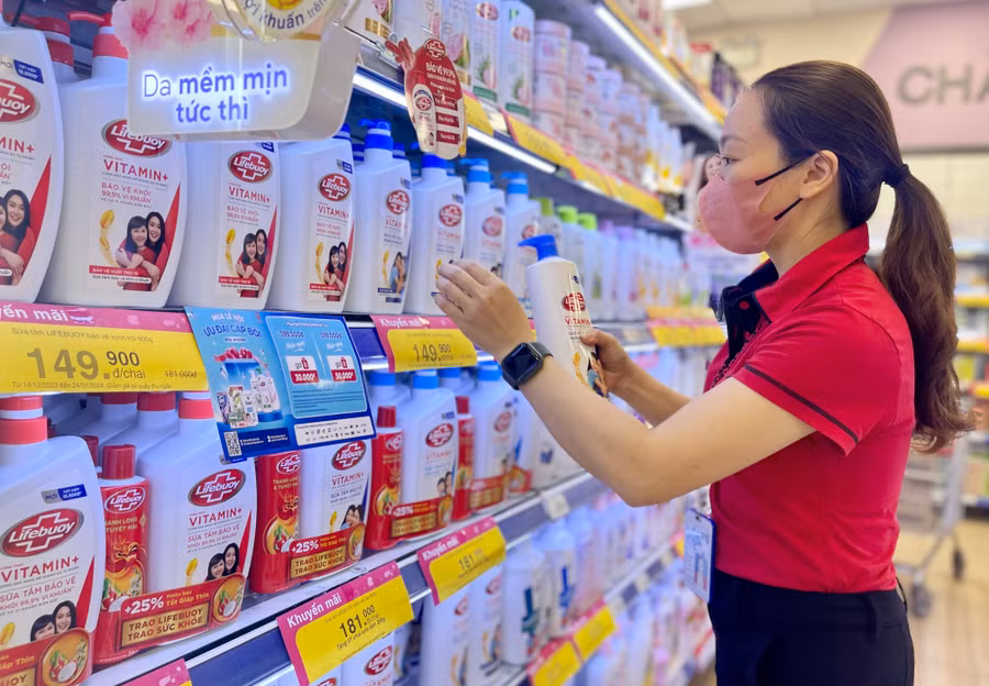 Siêu thị Co.op Mart Pleiku chuẩn bị chu đáo nguồn hàng dự trữ và triển khai nhiều ưu đãi giảm giá trực tiếp trên sản phẩm. Ảnh: V.T