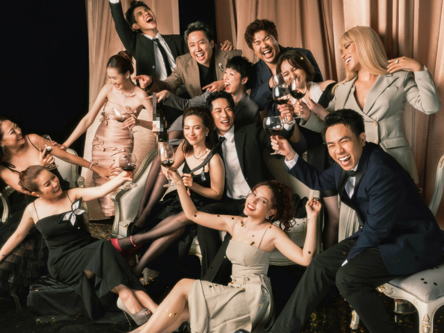 Không khí tiệc tùng lan tỏa trong bức ảnh Không khí tiệc tùng lan tỏa trong bức ảnh
