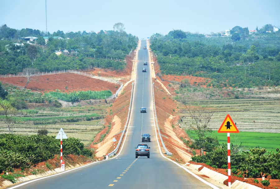 Đường Hồ Chí Minh tuyến tránh Pleiku đi qua các huyện Chư Păh, Ia Grai, Chư Prông và TP. Pleiku đã tạo hành lang phát triển kinh tế-xã hội cho các địa phương. Ảnh: M.N