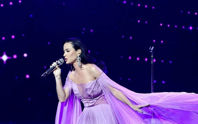 Katy Perry diện trang phục lộng lẫy diễn ở nhà hát Hồ Gươm, Hà Nội. Ảnh: Trọng Tài Katy Perry diện trang phục lộng lẫy diễn ở nhà hát Hồ Gươm, Hà Nội. Ảnh: Trọng Tài