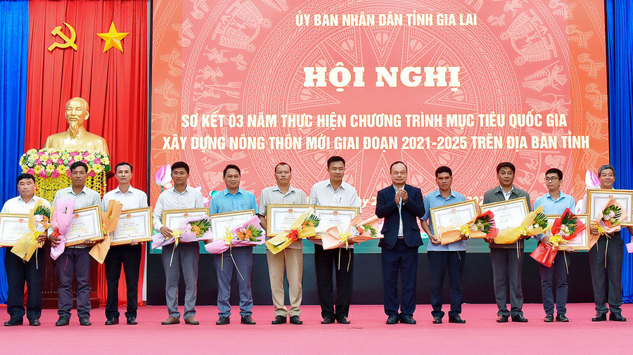 Phó Chủ tịch UBND tỉnh Dương Mah Tiệp trao bằng khen của Chủ tịch UBND tỉnh cho các tập thể có thành tích xuất sắc trong phong trào thi đua “Gia Lai chung sức xây dựng NTM” giai đoạn 2021-2023. Ảnh: Đ.T