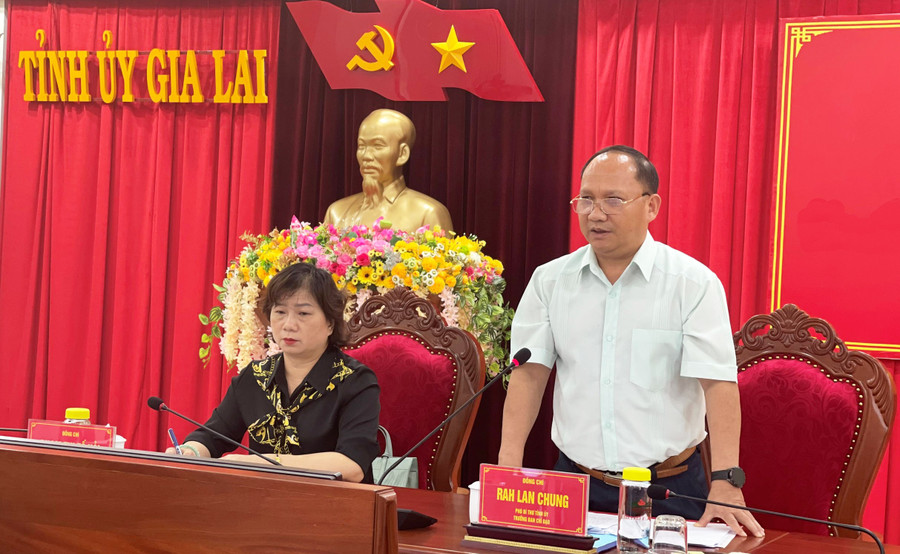 Phó Bí thư Tỉnh ủy Rah Lan Chung phát biểu chỉ đạo tại hội nghị. Ảnh: P.D