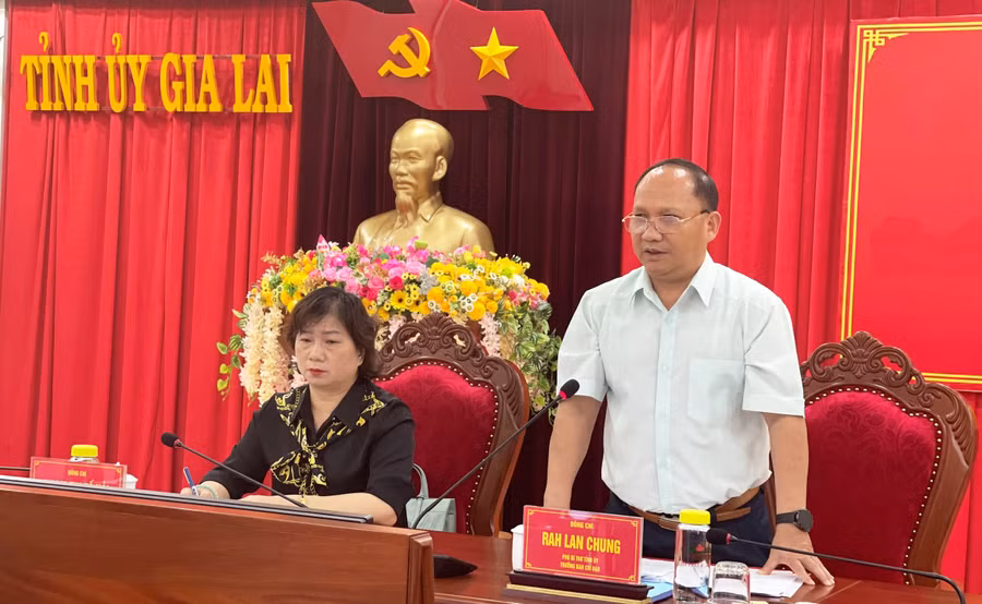 Phó Bí thư Tỉnh ủy Rah Lan Chung phát biểu chỉ đạo tại hội nghị. Ảnh: P.D