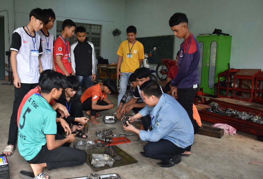 Thời gian qua, chính quyền các địa phương và các sở, ngành của tỉnh đã có những chính sách, định hướng đào tạo nghề, tạo việc làm và thu nhập ổn định cho người dân. Ảnh: Đinh Yến Thời gian qua, chính quyền các địa phương và các sở, ngành của tỉnh đã có những chính sách, định hướng đào tạo nghề, tạo việc làm và thu nhập ổn định cho người dân. Ảnh: Đinh Yến