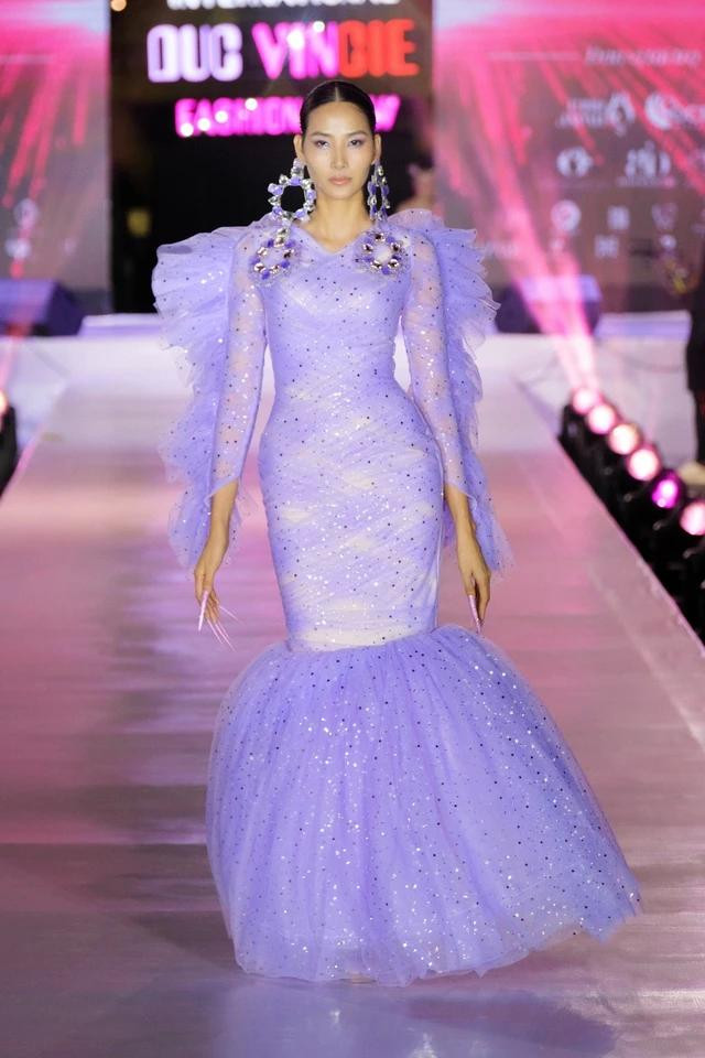 Sau khi sắp xếp ổn thỏa việc học, Hoàng Thùy dần trở lại với công việc trình diễn thời trang Sau khi sắp xếp ổn thỏa việc học, Hoàng Thùy dần trở lại với công việc trình diễn thời trang