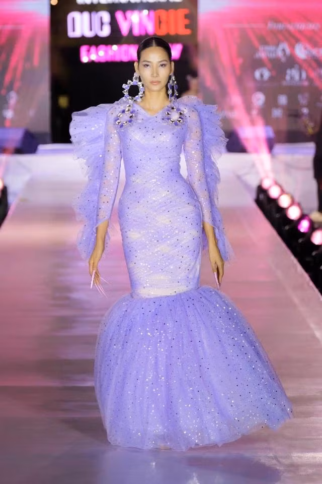 Sau khi sắp xếp ổn thỏa việc học, Hoàng Thùy dần trở lại với công việc trình diễn thời trang