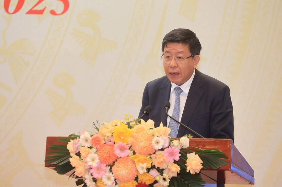 Ông Dương Đức Tuấn, Phó Chủ tịch Ủy ban Nhân dân thành phố Hà Nội tham luận tại Hội nghị tổng kết năm 2023, triển khai nhiệm vụ năm 2024 của Bộ Giao thông Vận tải vào sáng 28/12. Ảnh: Việt Hùng/Vietnam+