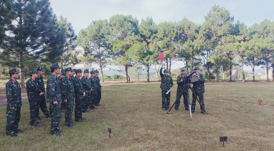 Bộ Chỉ huy Quân sự tỉnh tổ chức huấn luyện sử dụng súng 12,7 mm. Ảnh: V.H