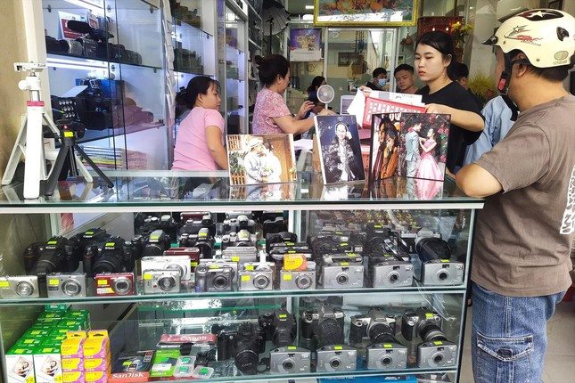 Những chiếc máy ảnh cổ đang hút hàng. Ảnh: Trần Nguyên Anh Những chiếc máy ảnh cổ đang hút hàng. Ảnh: Trần Nguyên Anh