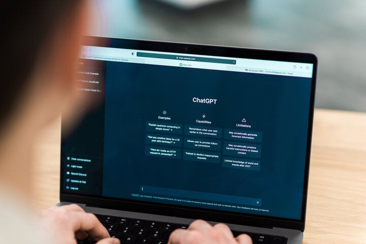 Một số đơn vị đã cho ra mắt mô hình AI tạo sinh ở các định dạng khác nhau nhưng hiện nay chưa có ứng dụng 100% “made in Vietnam" cho người dùng cuối. Một số đơn vị đã cho ra mắt mô hình AI tạo sinh ở các định dạng khác nhau nhưng hiện nay chưa có ứng dụng 100% “made in Vietnam" cho người dùng cuối.