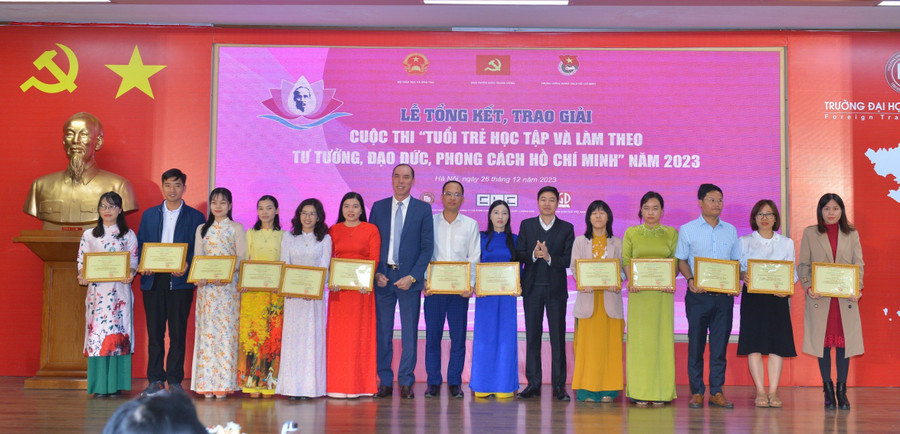 Cô Phạm Thị Liễu (thứ 9 từ trái sang) nhận giải tư cuộc thi "Tuổi trẻ học tập và làm theo tư tưởng, đạo đức, phong cách Hồ Chí Minh" năm 2023 tại Hà Nội. Ảnh: NVCC Cô Phạm Thị Liễu (thứ 9 từ trái sang) nhận giải tư cuộc thi "Tuổi trẻ học tập và làm theo tư tưởng, đạo đức, phong cách Hồ Chí Minh" năm 2023 tại Hà Nội. Ảnh: NVCC
