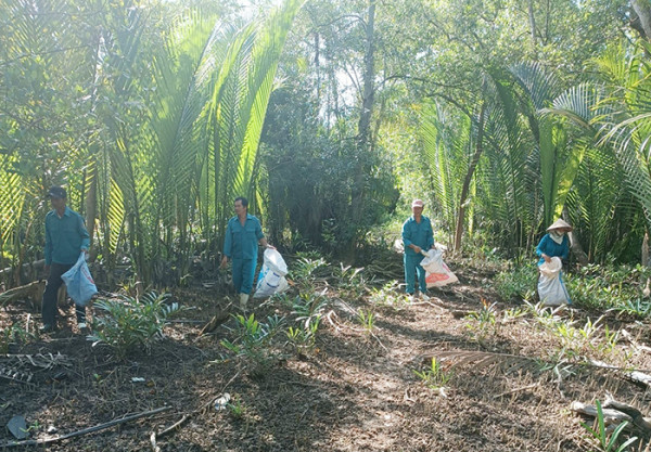 Ngoài đi tuần rừng, người giữ rừng còn lượm rác, làm vệ sinh sạch sẽ khu vực mình phụ trách. Ngoài đi tuần rừng, người giữ rừng còn lượm rác, làm vệ sinh sạch sẽ khu vực mình phụ trách.