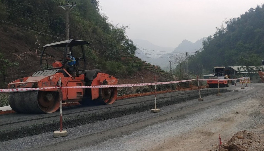 Nhà thầu thi công một dự án nâng cấp, cải tạo tuyến đường Quốc lộ. Ảnh: PV/Vietnam+