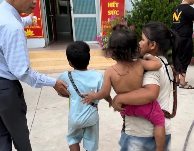 3 đứa trẻ xin ăn tại nút giao thông Đồng Văn Cống - Mai Chí Thọ được đưa về xác minh, sau đó được đưa vào Trung tâm hỗ trợ xã hội TP.HCM 3 đứa trẻ xin ăn tại nút giao thông Đồng Văn Cống - Mai Chí Thọ được đưa về xác minh, sau đó được đưa vào Trung tâm hỗ trợ xã hội TP.HCM