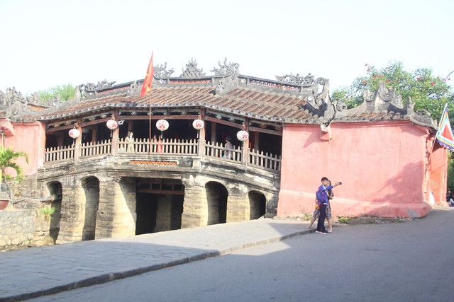 Chùa Cầu trước khi được hạ giải để trùng tu