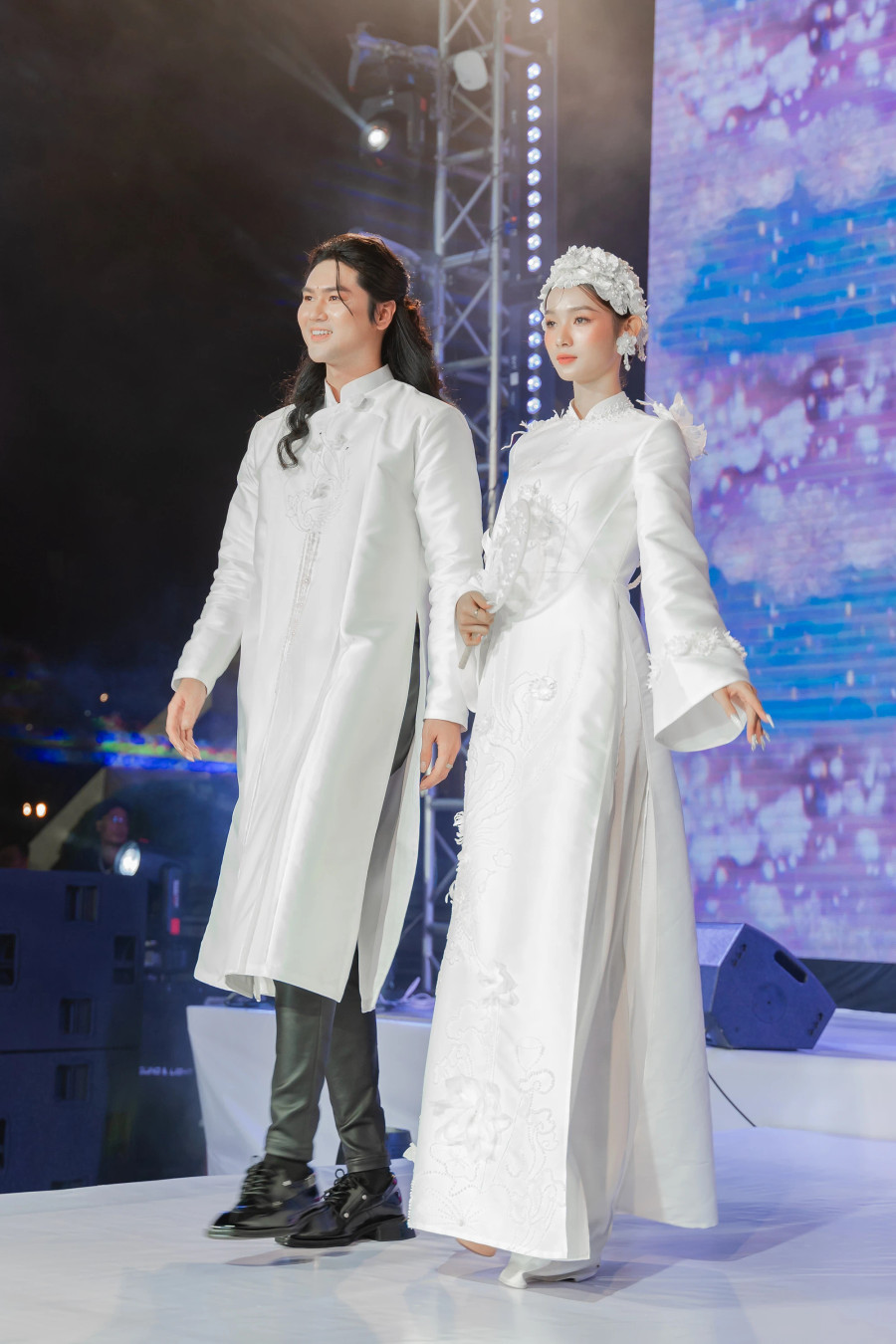 Á hậu Yến Nhi cũng là gương mặt nổi bật tại show diễn này. Cô từng là đối thủ của Minh Kiên, Ý Nhi và Đào Hiền tại Hoa hậu Thế giới Việt Nam 2022 trước khi giành được ngôi vị Á hậu 2 tại Miss Earth Vietnam 2022