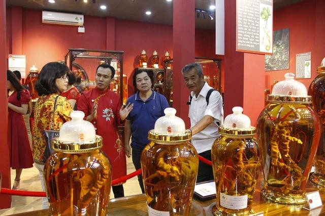 Các nhà báo tham quan Bảo tàng Sâm Ngọc Linh mà sắp tới ông Việt sẽ đổi tên thành Bảo tàng Sâm Việt Nam