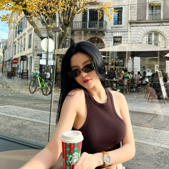 Thanh Huyền từng có thời gian khá dài sang Pháp tiếp sức cho Quang Hải khi cầu thủ số 19 thi đấu ở Pau FC. Thanh Huyền từng có thời gian khá dài sang Pháp tiếp sức cho Quang Hải khi cầu thủ số 19 thi đấu ở Pau FC.