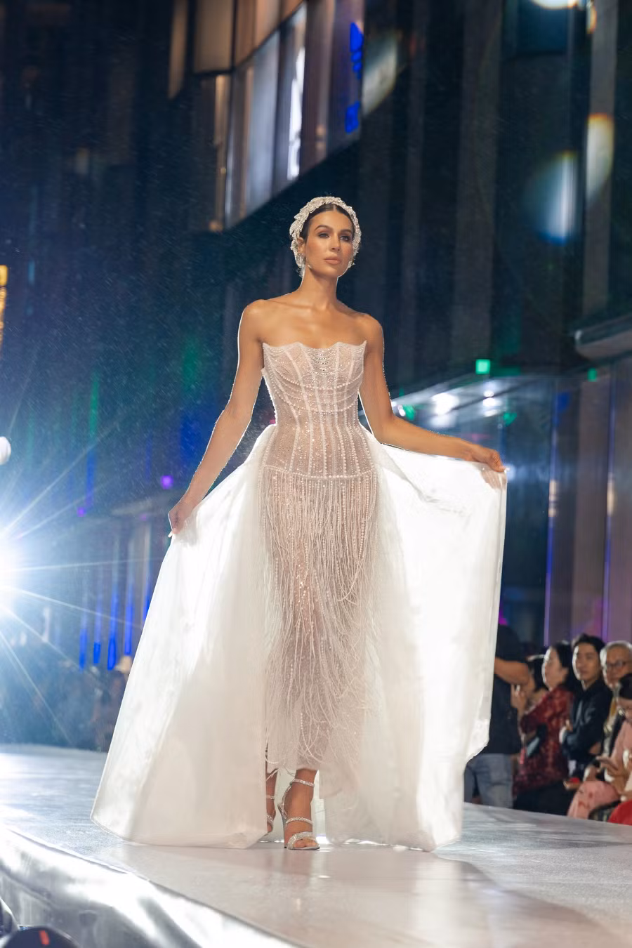 Miss World Maroc 2022 cho biết cô cảm thấy vinh hạnh vì được nhà thiết kế Dung Dung cùng ê-kíp Việt Nam chào đón nồng nhiệt và thân thiện. Tuy có cách biệt về mặt ngôn ngữ, nhưng mọi người luôn đồng hành phiên dịch, kết nối người đẹp với những người bạn mới tại Việt Nam và giúp đỡ cô hoàn thành tốt vai trò người mẫu. Sau chương trình, cô cùng với Hoa hậu Mai Phương đi thiện nguyện vào ngày 24.12