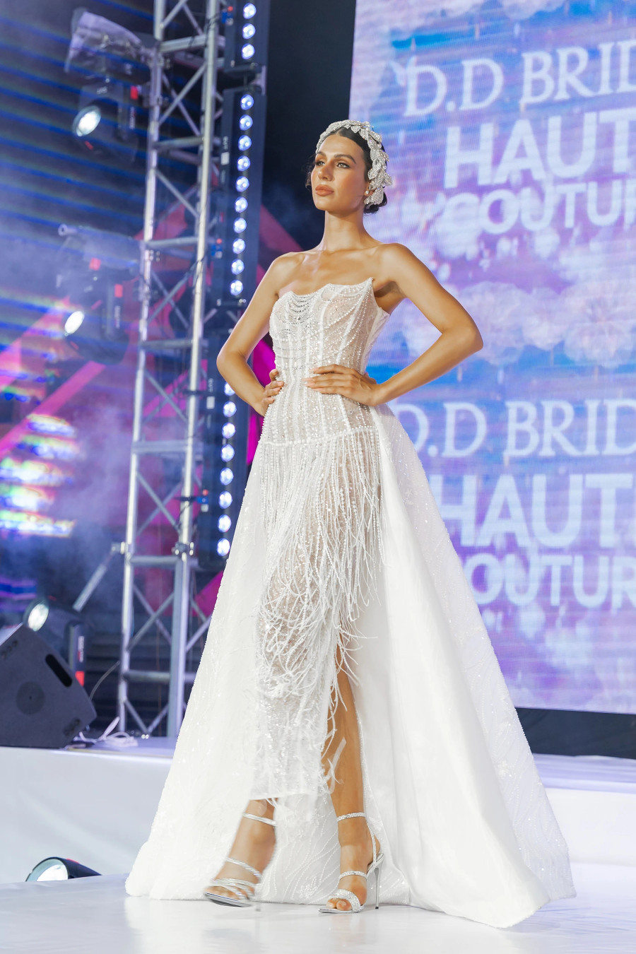 Tối 23.12, Miss World Maroc 2022 xuất hiện trong chương trình Sparkling International Fashion Show 2023 diễn ra tại TP.HCM. Trong thiết kế áo cưới của nhà thiết kế Dung Dung, Sonia Ait Mansou tự tin sải bước trên sân khấu