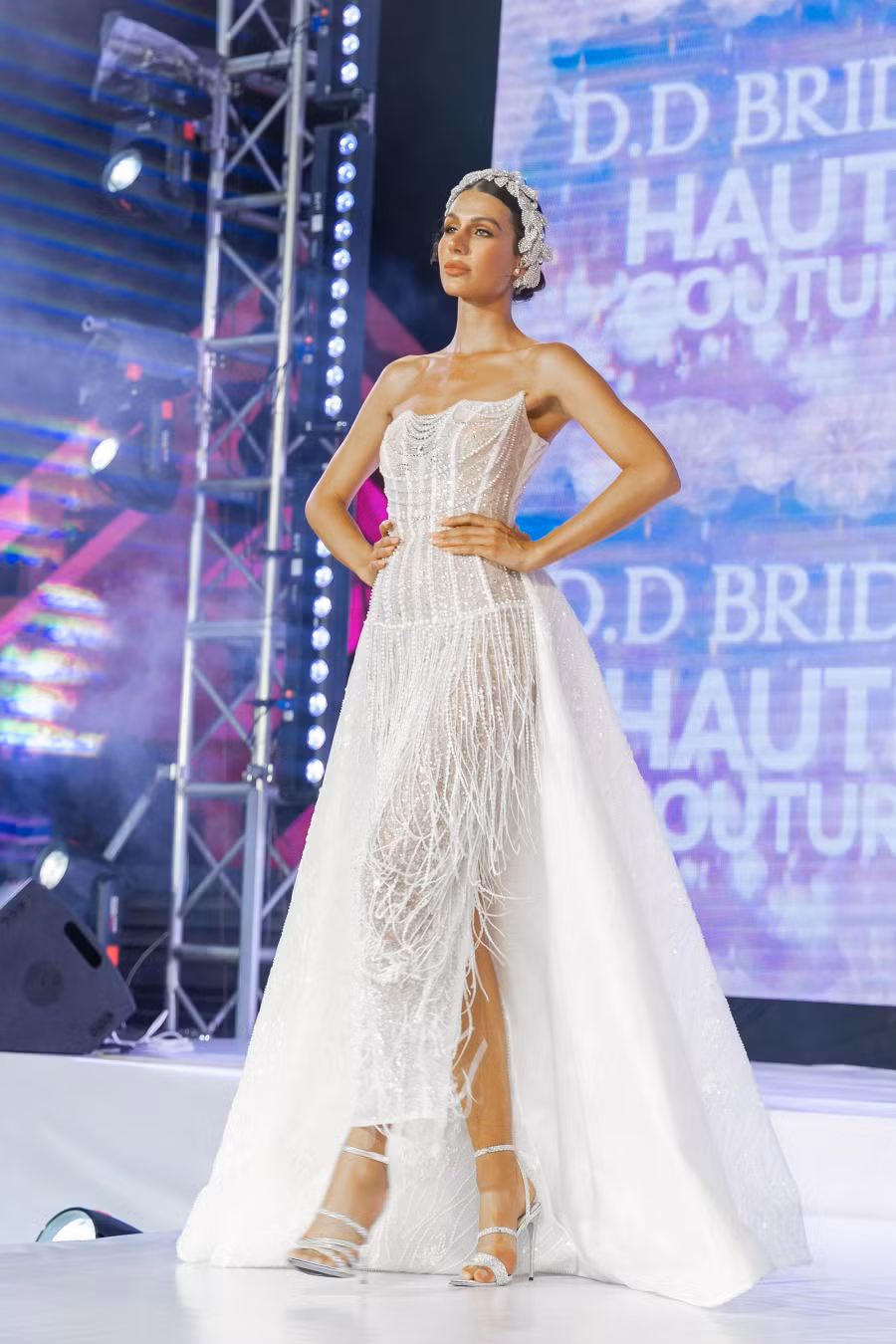 Tối 23.12, Miss World Maroc 2022 xuất hiện trong chương trình Sparkling International Fashion Show 2023 diễn ra tại TP.HCM. Trong thiết kế áo cưới của nhà thiết kế Dung Dung, Sonia Ait Mansou tự tin sải bước trên sân khấu