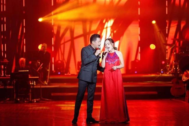 Giọng ca Sợ yêu song ca tình tứ cùng Quang Dũng trên sân khấu Giọng ca Sợ yêu song ca tình tứ cùng Quang Dũng trên sân khấu