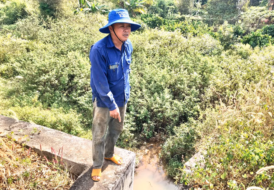 Ông Hoàng Văn Cường-Thủy nông viên xã Ia Nhin kiểm tra nguồn nước thủy lợi Ia Jing Nhông. Ảnh: G.H