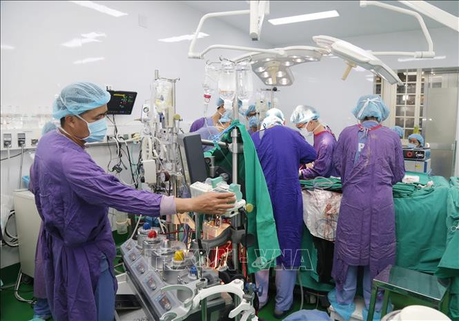 Ê-kíp thực hiện ghép tim hiến tặng tại Bệnh viện Việt Đức. Ảnh (tư liệu): TTXVN phát Ê-kíp thực hiện ghép tim hiến tặng tại Bệnh viện Việt Đức. Ảnh (tư liệu): TTXVN phát