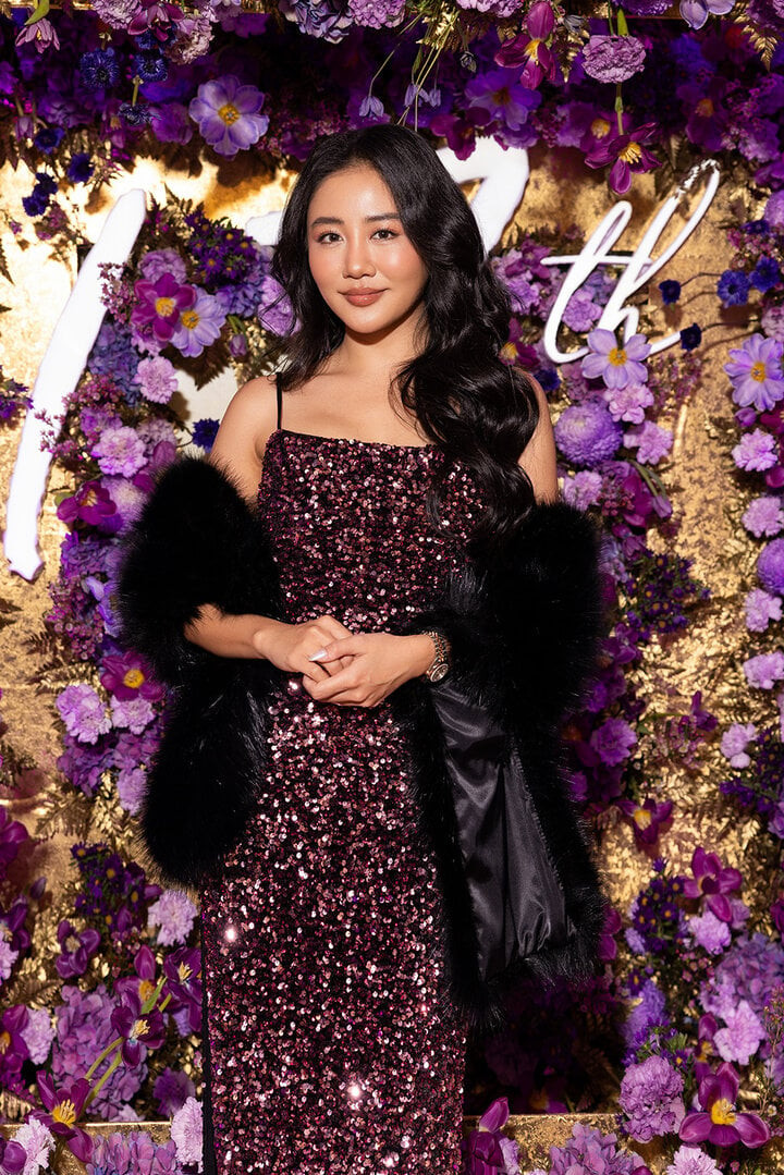 Văn Mai Hương cũng là một khách mời trong đêm tiệc. Người đẹp cô diện đầm sequin tím quyến rũ. Khi được hỏi muốn &quot;chỉnh sửa&quot; điều gì trên cơ thể, nữ ca sĩ tiết lộ đang có ý định thay làn da nâu thành da trắng và mong muốn CEO Lý Thuỳ Chang sẽ &quot;lột xác&quot; làn da cho mình.