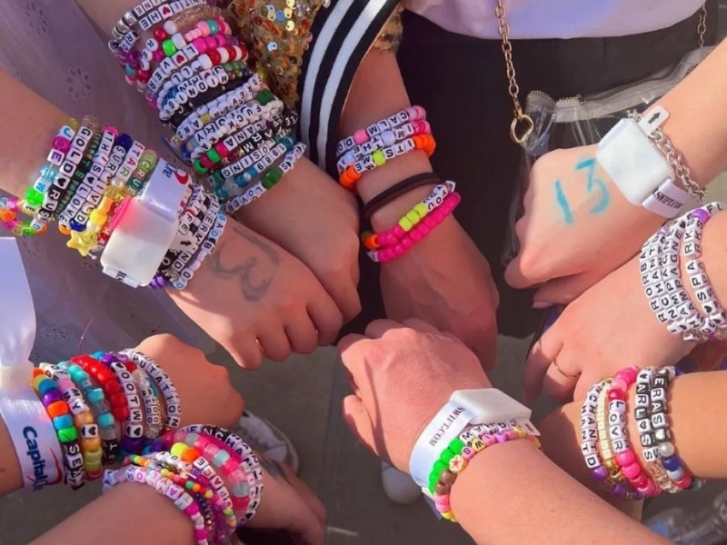 “Friendship bracelet” – chiếc vòng tay tình bạn đã trở thành món trang sức được giới trẻ cực kỳ yêu thích. “Friendship bracelet” – chiếc vòng tay tình bạn đã trở thành món trang sức được giới trẻ cực kỳ yêu thích.