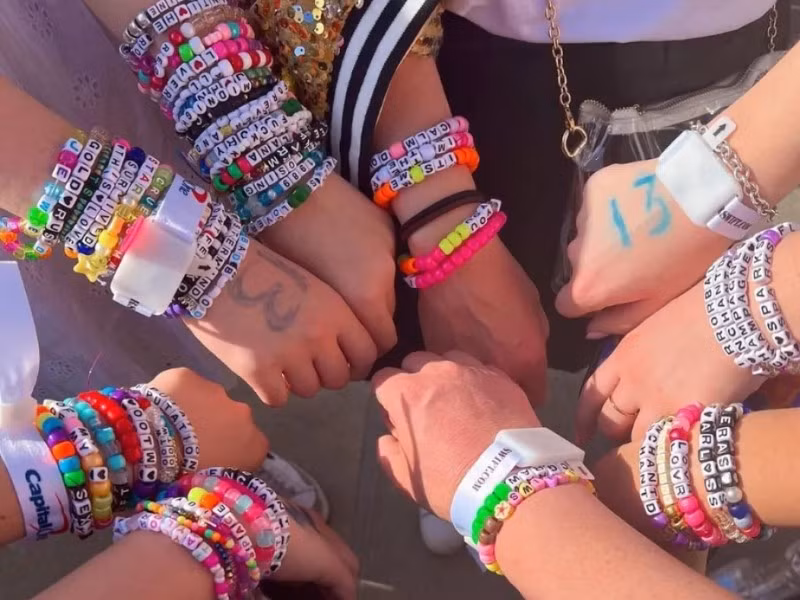 “Friendship bracelet” – chiếc vòng tay tình bạn đã trở thành món trang sức được giới trẻ cực kỳ yêu thích. “Friendship bracelet” – chiếc vòng tay tình bạn đã trở thành món trang sức được giới trẻ cực kỳ yêu thích.