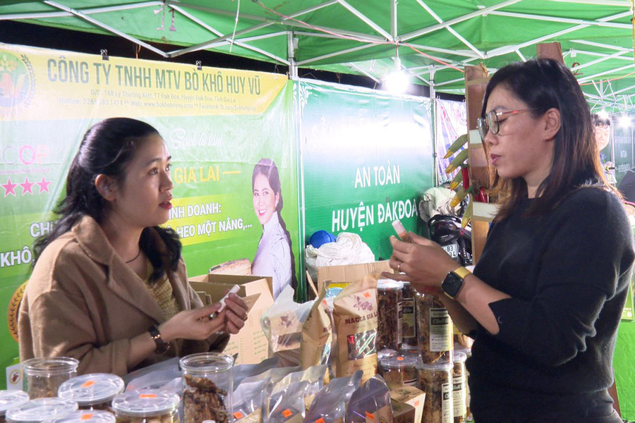 Người dân tham quan, mua sắm tại phiên chợ nông sản an toàn do huyện Đak Đoa tổ chức. Ảnh: N.D Người dân tham quan, mua sắm tại phiên chợ nông sản an toàn do huyện Đak Đoa tổ chức. Ảnh: N.D