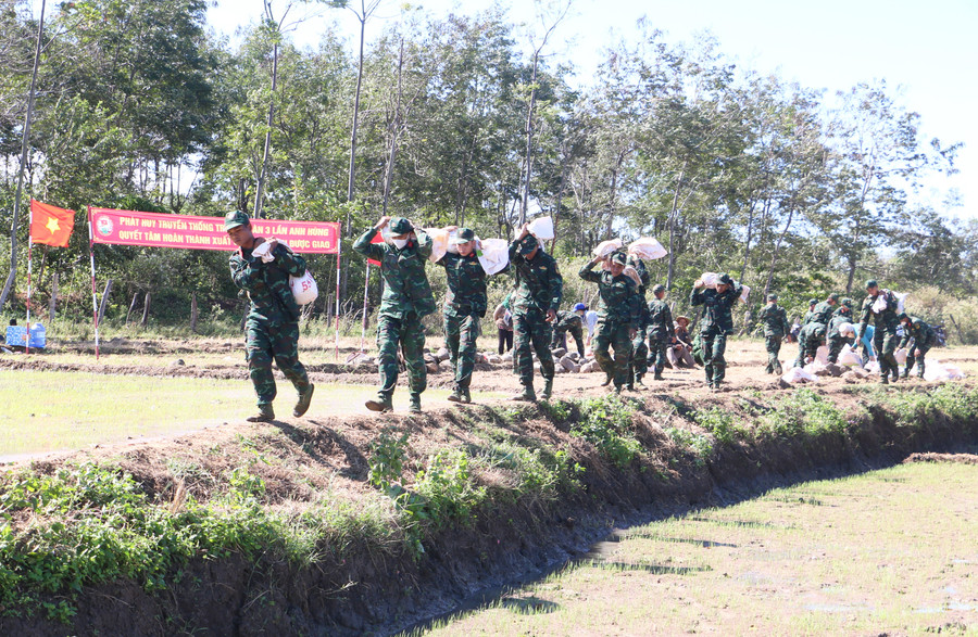 Cán bộ, chiến sĩ Trung đoàn 66 (Sư đoàn 10, Quân đoàn 3) giúp dân làng Thơh Ga B làm rọ đá đập dâng Ia Chrêh. Ảnh: Q.T Cán bộ, chiến sĩ Trung đoàn 66 (Sư đoàn 10, Quân đoàn 3) giúp dân làng Thơh Ga B làm rọ đá đập dâng Ia Chrêh. Ảnh: Q.T